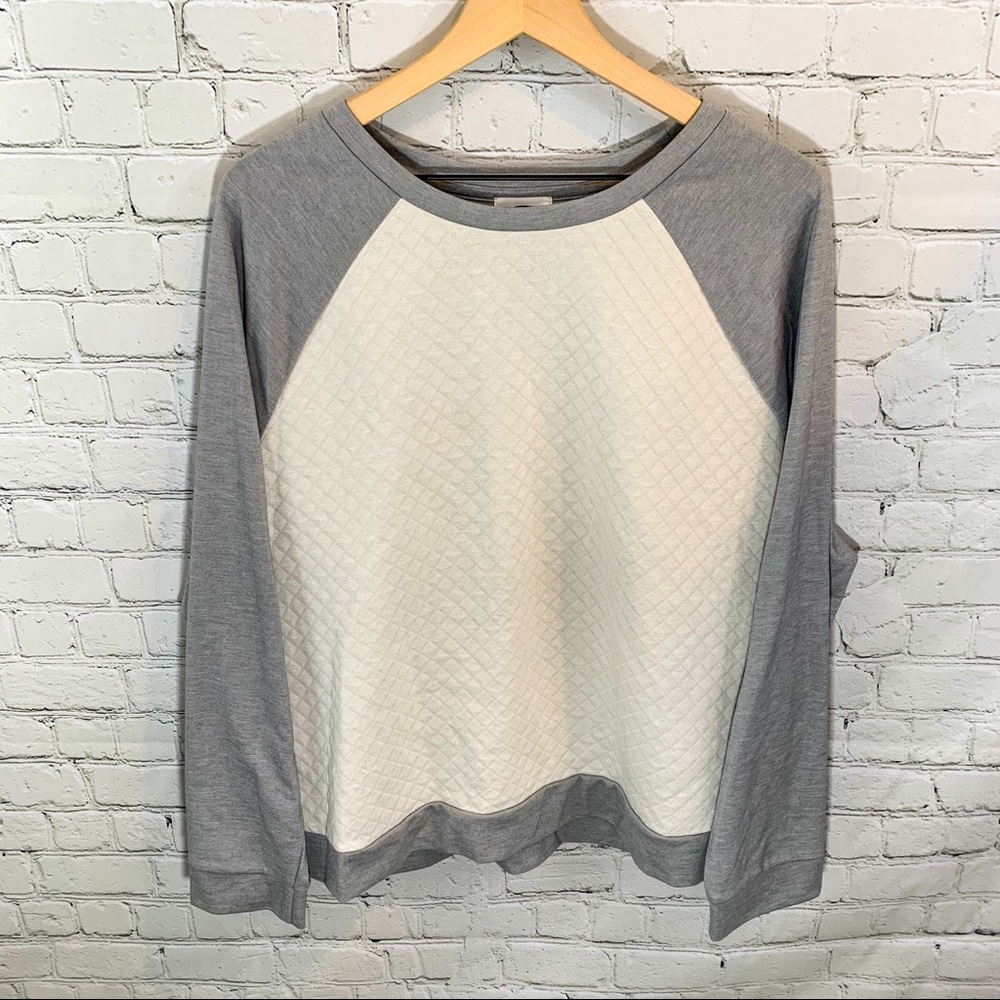 XXL Old Navy Gray and White Quilted Sweater